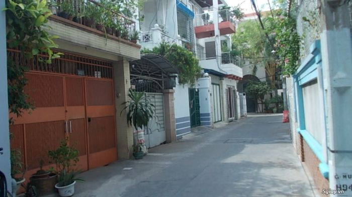 Nhà hxh là gì? Ảnh mô tả một căn nhà hxh trong khu phố